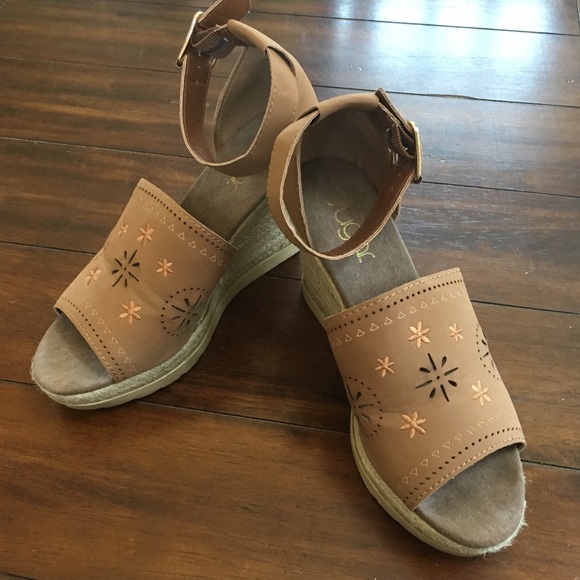 Women’s Sugar Heated Wedges in Tan - Picture 1 of 4